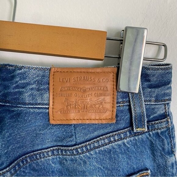 LEVI’S Ribcage Straight High-Rise Ankle Jeans in Medium Wash • US 25 - Picture 6 of 10